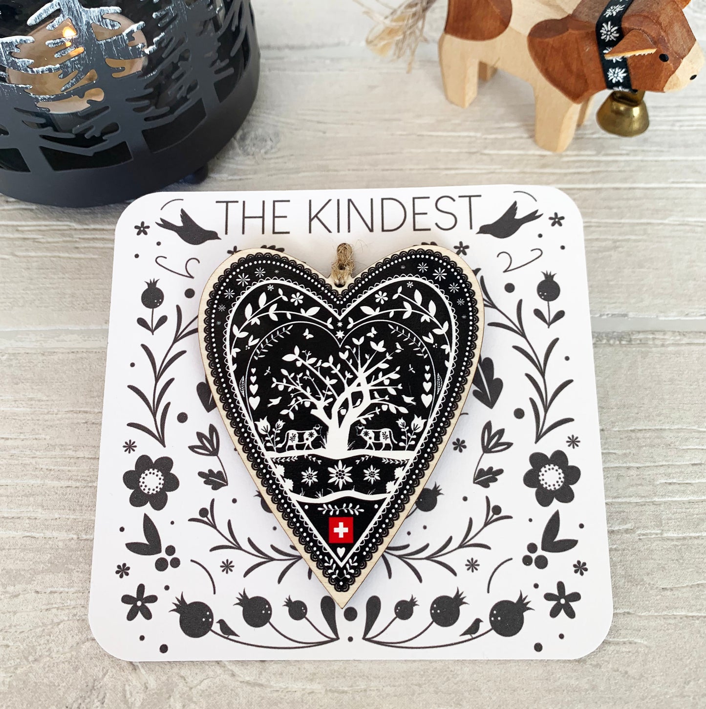 "Swiss Paper Cut Heart" Décoration en bois