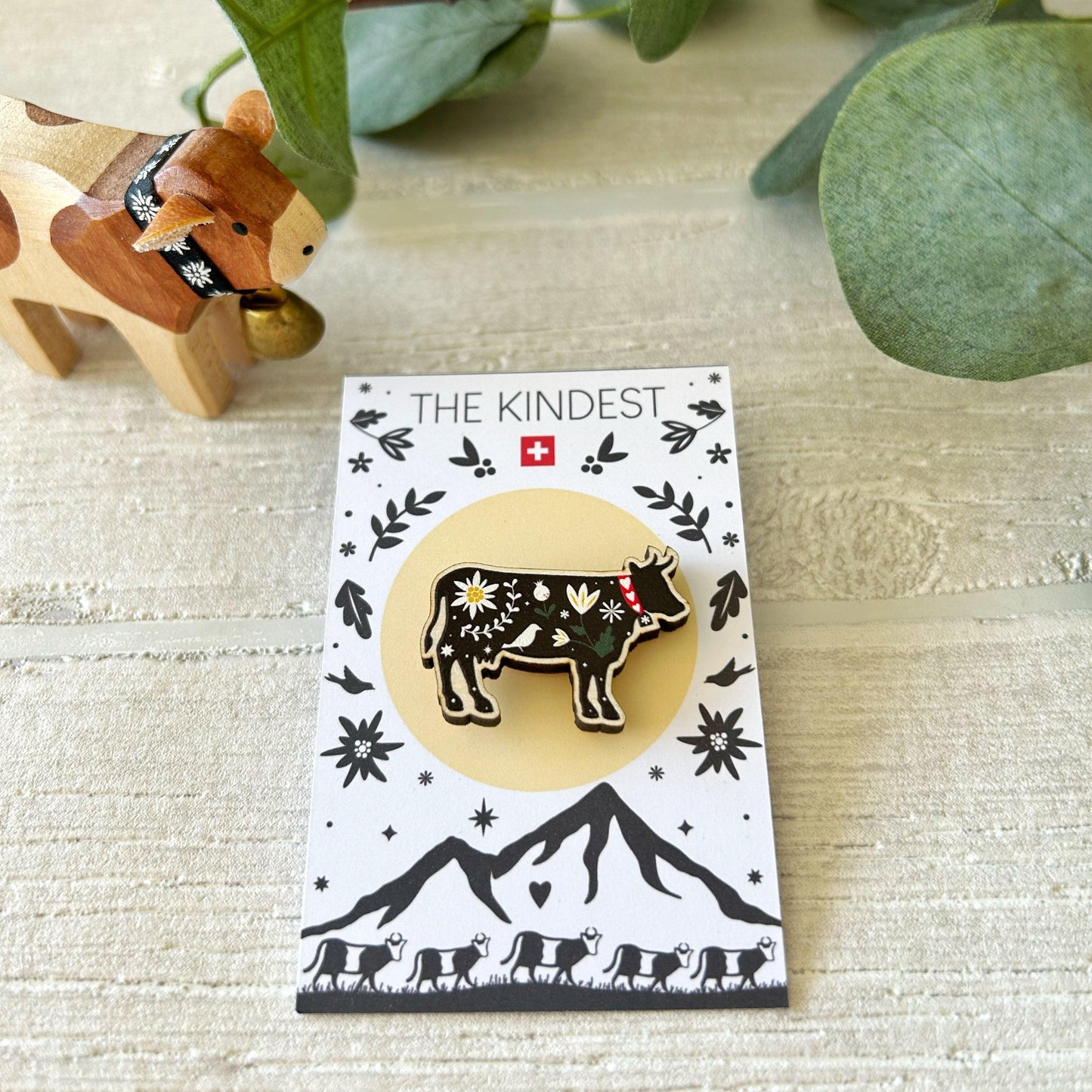 "The Black Cow" Pin Badge en bois