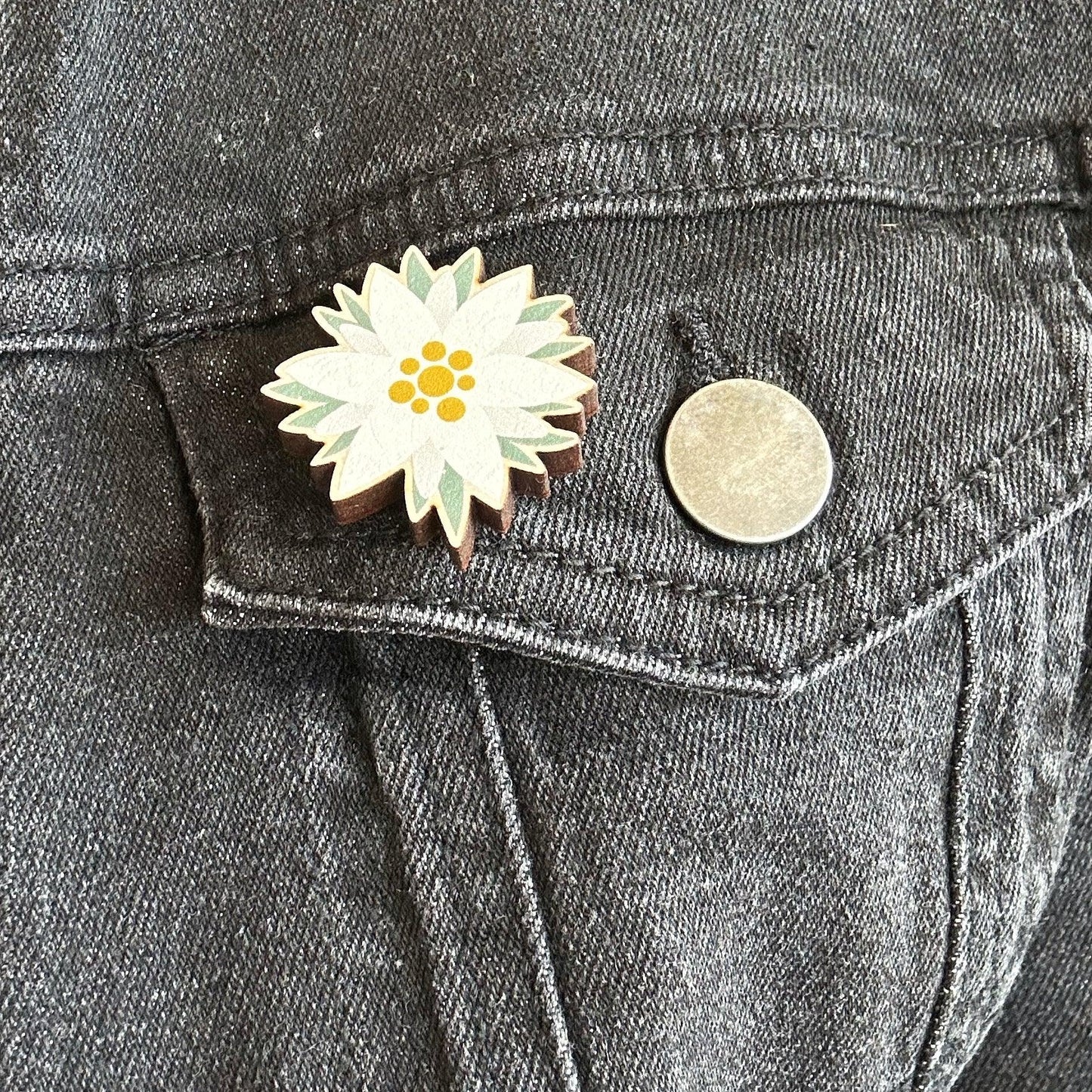 "Edelweiss" Pin Badge en bois