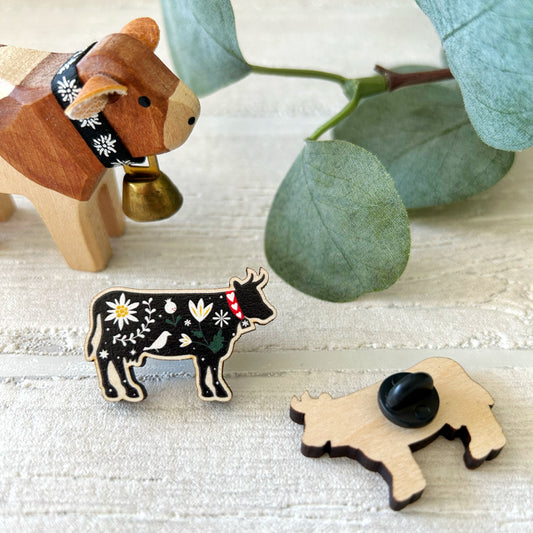 "The Black Cow" Pin Badge en bois