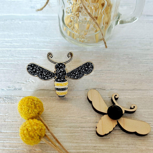 "Bee Kind" Holz Pin Badge
