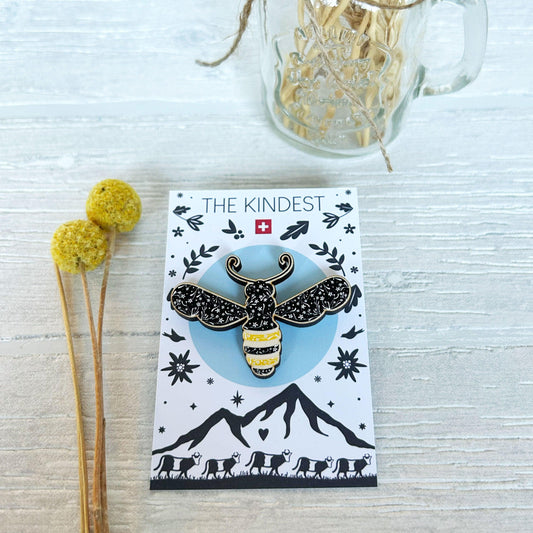 "Bee Kind" Holz Pin Badge