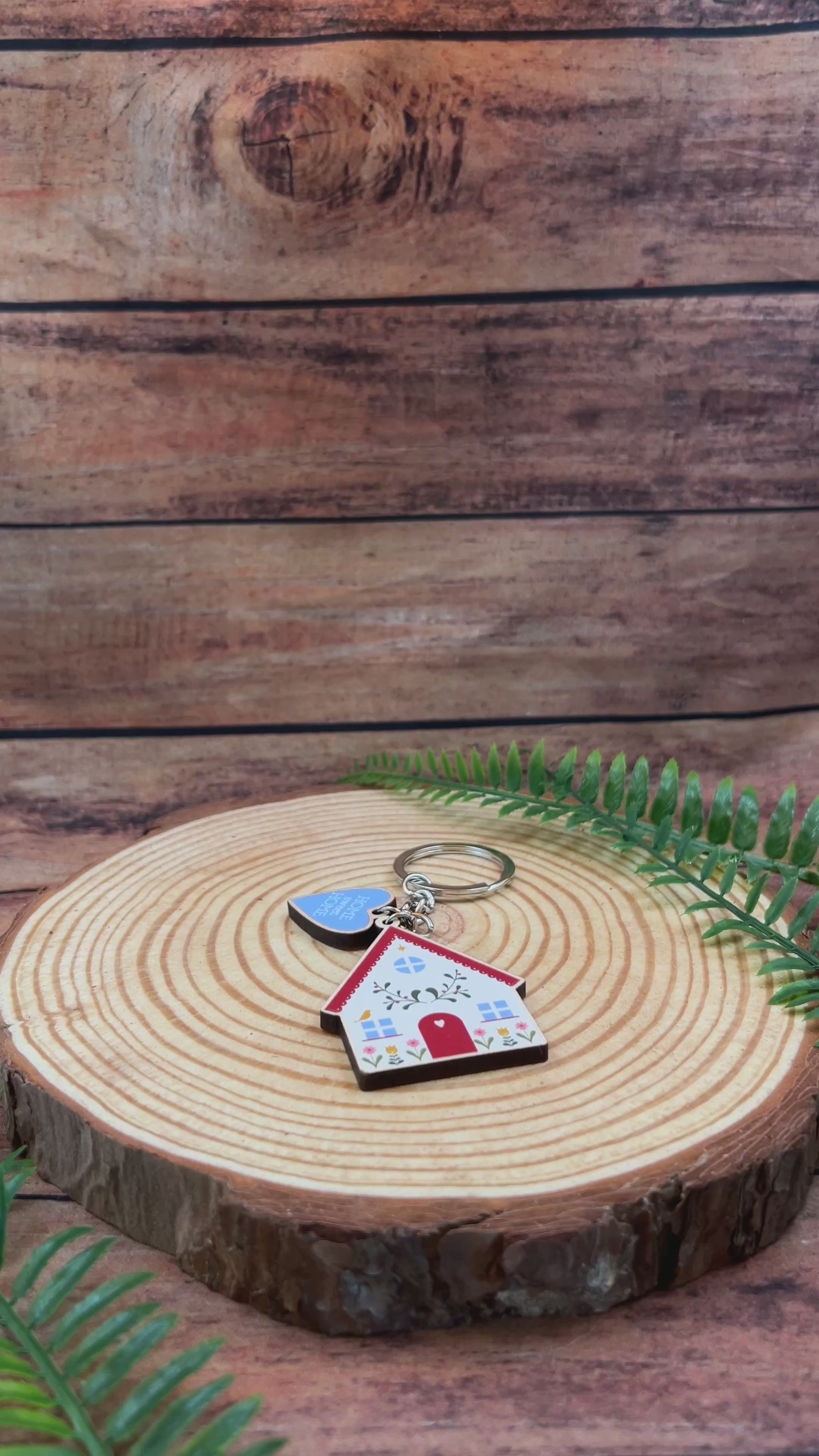 video showing floral house keyring with heart that says home sweet home