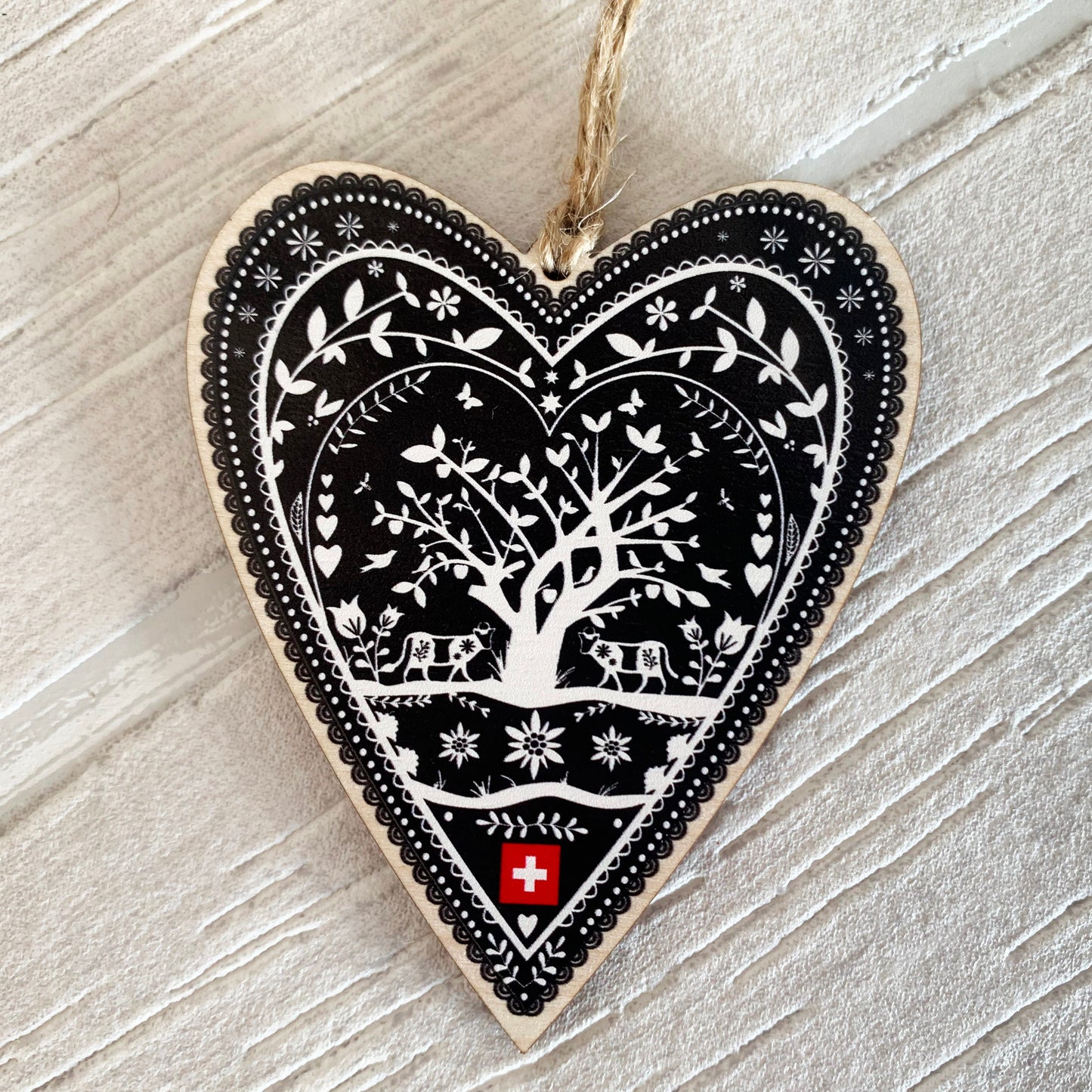 "Swiss Paper Cut Heart" Décoration en bois